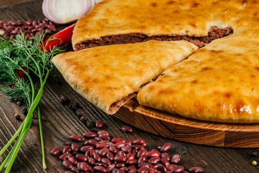 Лобиани (чуду) с начинкой из фасоли.