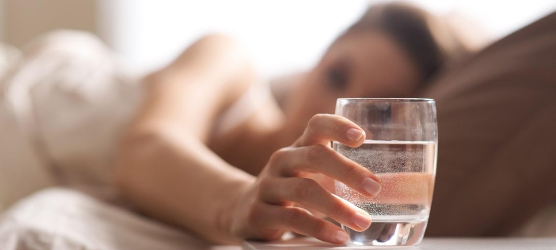 Ученые обнаружили причину жажды перед сном